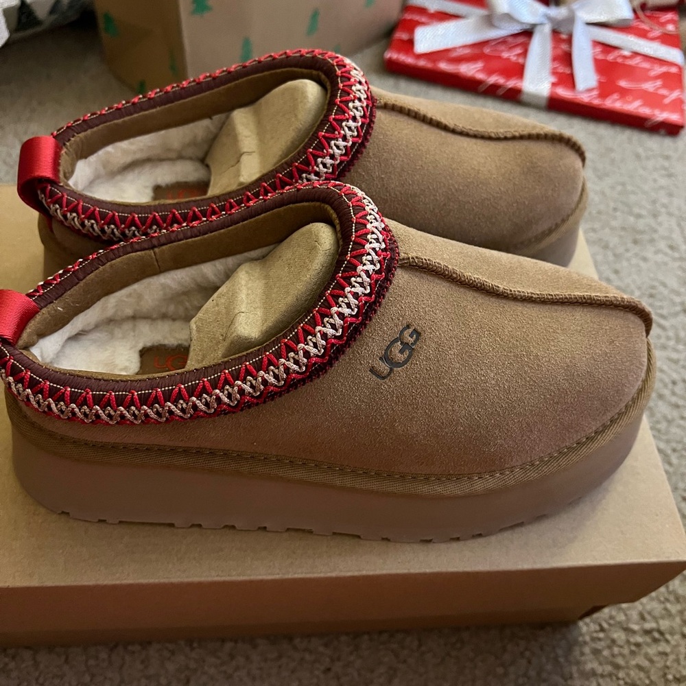 New in the box UGG Tazz platform slippers size 7